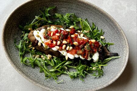 Баклажан на гриле с молодым сыром