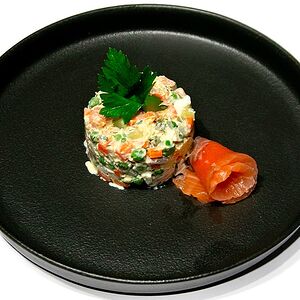 Салат оливье с семгой