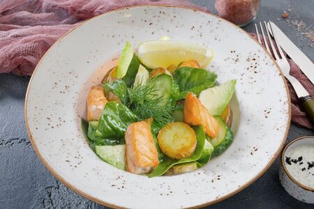 Теплый салат с лососем