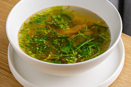 Куриный бульон с грудкой су-вид, салатом ромейн и корнем сельдерея