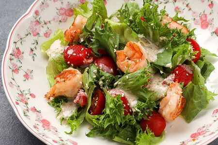 Салат с креветками и кунжутным соусом