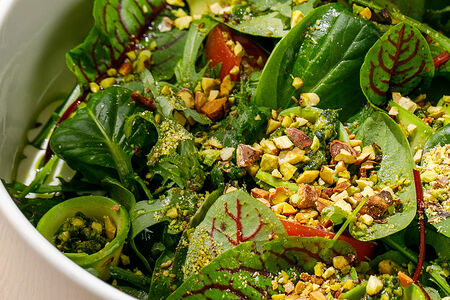 Микс-салат, страчателла, авокадо и фисташки