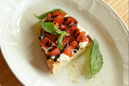 Брускетта со страчателлой и томатами