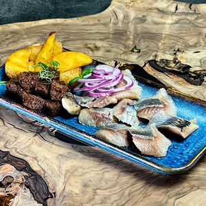 Сельдь с картофелем и чесночными гренками