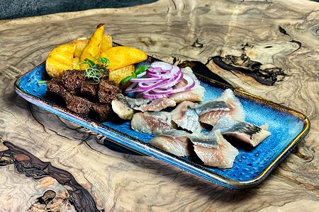 Сельдь с картофелем и чесночными гренками