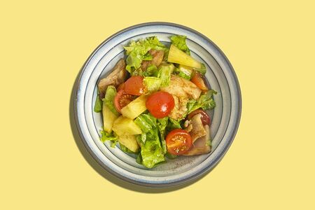 Салат Теплый с куриными бедрышками