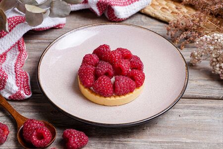 Корзинка с малиной