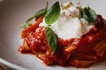 Тальятелле с томатами и страчателлой