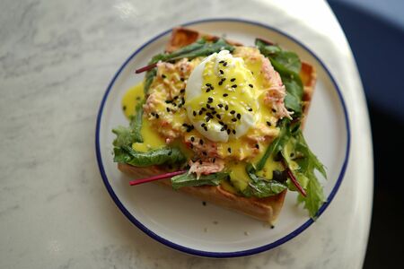 Венская вафля с крабом в соусе спайси