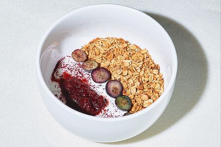 Гранола с йогуртом и ягодами