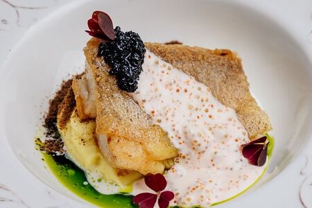 Палтус с копченым картофельным пюре и икорным соусом