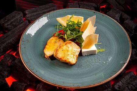 Филе масляной рыбы с лёгким салатом из сыра фета