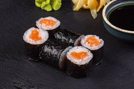 Ролл с лососем