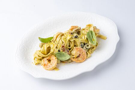 Феттуччине с креветками и песто