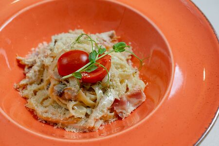 Паста с цыпленком, беконом и грибами