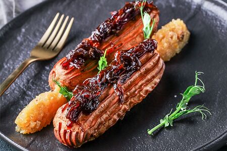 Эклеры с паштетом из курицы и чатни из груши