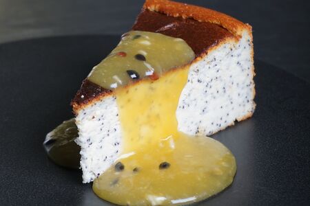 Баскский чизкейк с маком и курдом маракуйи