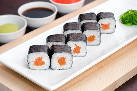 Ролл с лососем