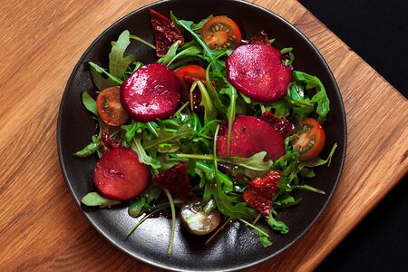 Груша, черри и вяленые томаты