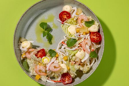 Салат с креветками и ананасами