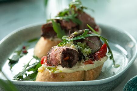 Тапас с ростбифом и печеным перцем