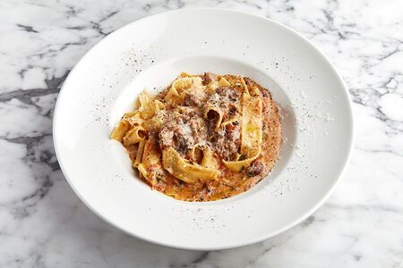 Паппарделле с рагу из телятины, черным перцем и оливками