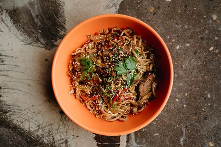 Лапша вок с уткой в устричном соусе