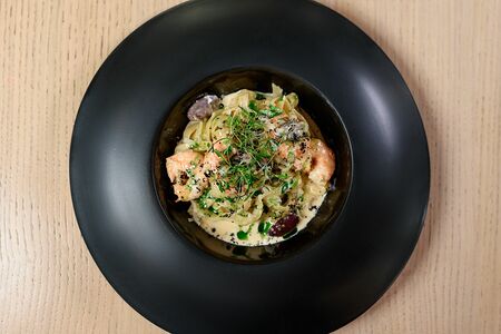 Тальятелле с королевскими креветками, каперсами и оливками