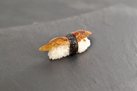 Суши с угрём