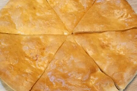 Закрытый пирог с грибами, сливочным соусом и сыром рикотта