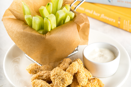 Запеченные наггетсы из индейки в овсяных хлопьях согуреч палочками и смета