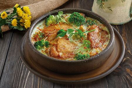 Курица в сливочно-чесночном соусе с брокколи