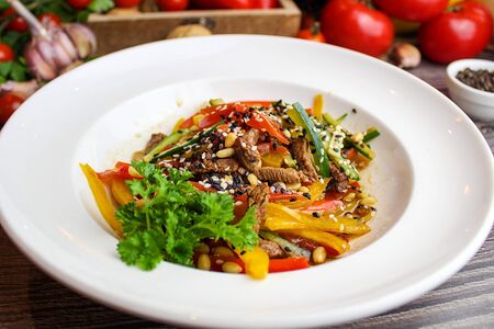 Теплый салат с телятиной