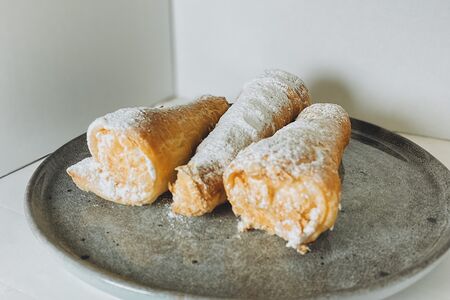 Слоеная трубочка с белковым кремом