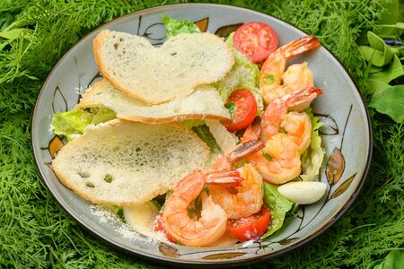 Салат Цезарь с креветками