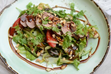 Салат с утиной грудкой и терияки