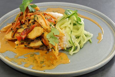 Карри с курицей и рисом в тайском стиле