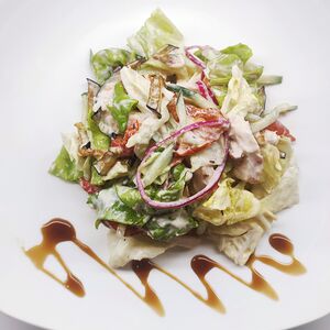 Салат с копченой грудкой и баклажаном