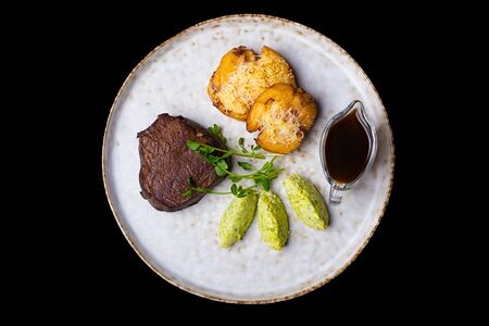 Стейк говядины с картофелем и пюре из горошка