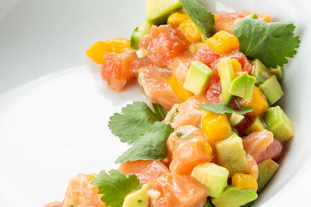 Тартар из лосося с авокадо и манго