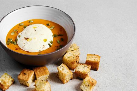 Крем-суп из тыквы со сливочным муссом из пармезана