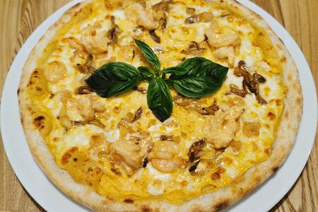 Фирменная пицца Том ям с креветками и кальмаром