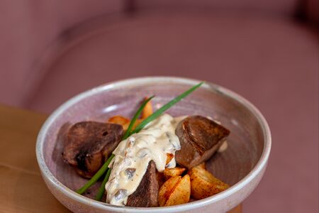 Стейк из языка с грибным соусом