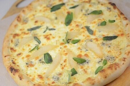 Пицца с грушей и сыром дорблю