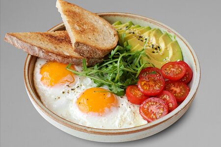 Глазунья с томатами и авокадо