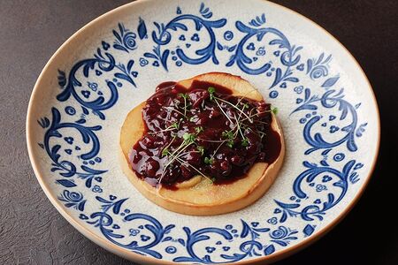 Ягнёнок с пюре из айвы и вишнёвым соусом