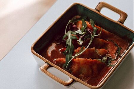 Гедзе с курицей в соусе том ям