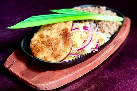 Биточки из щуки с томленой гречкой