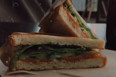 Сэндвич с красной рыбой