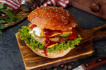 Бургер с говяжьей котлетой